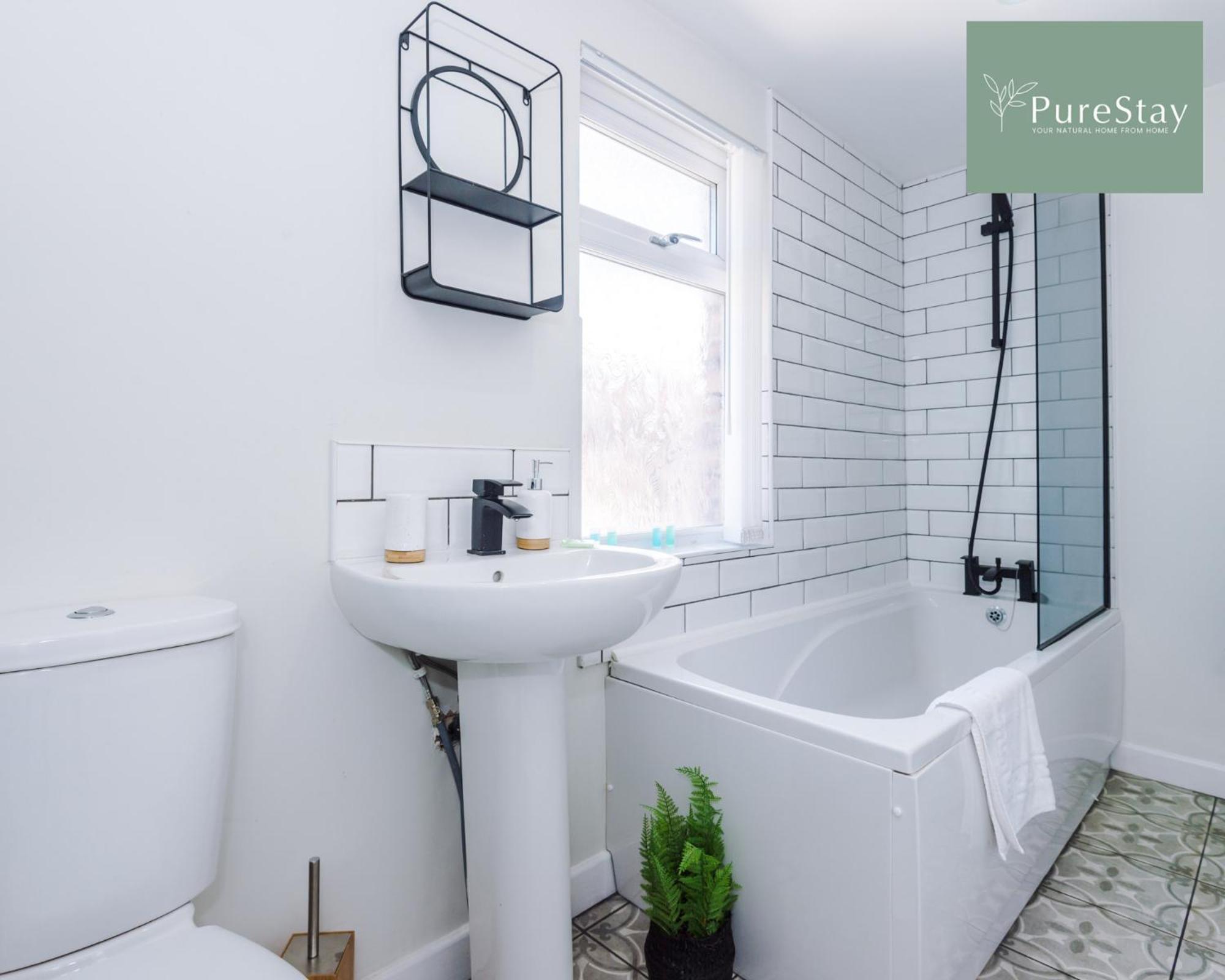 PureStay Family Home: Four-Bedroom Haven in Liverpool Exterior photo
