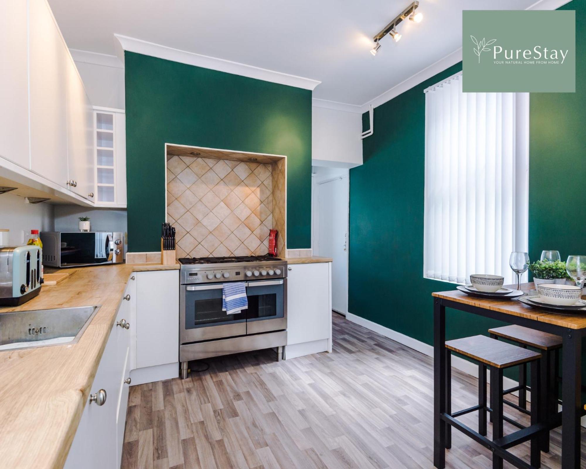 PureStay Family Home: Four-Bedroom Haven in Liverpool Exterior photo